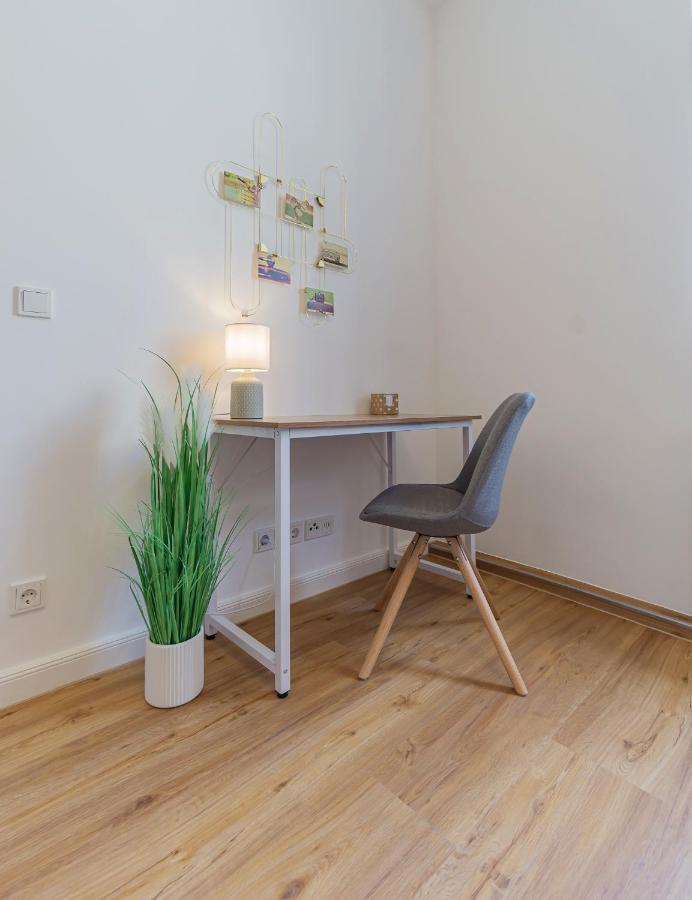 Modernes Apartment - Zentral, Ruhig, Wlan, Netflix, Kueche, Schreibtisch, Parkplatz, Waschtrockner Cottbus Exteriör bild
